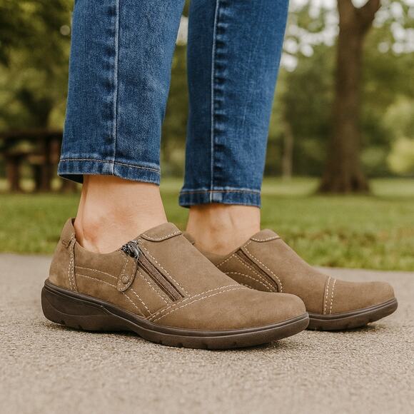 Clarks Collection Carleigh Ray Size 9.5M Brown Women's Leather Slip-On Loafer - Picture 1 of 13